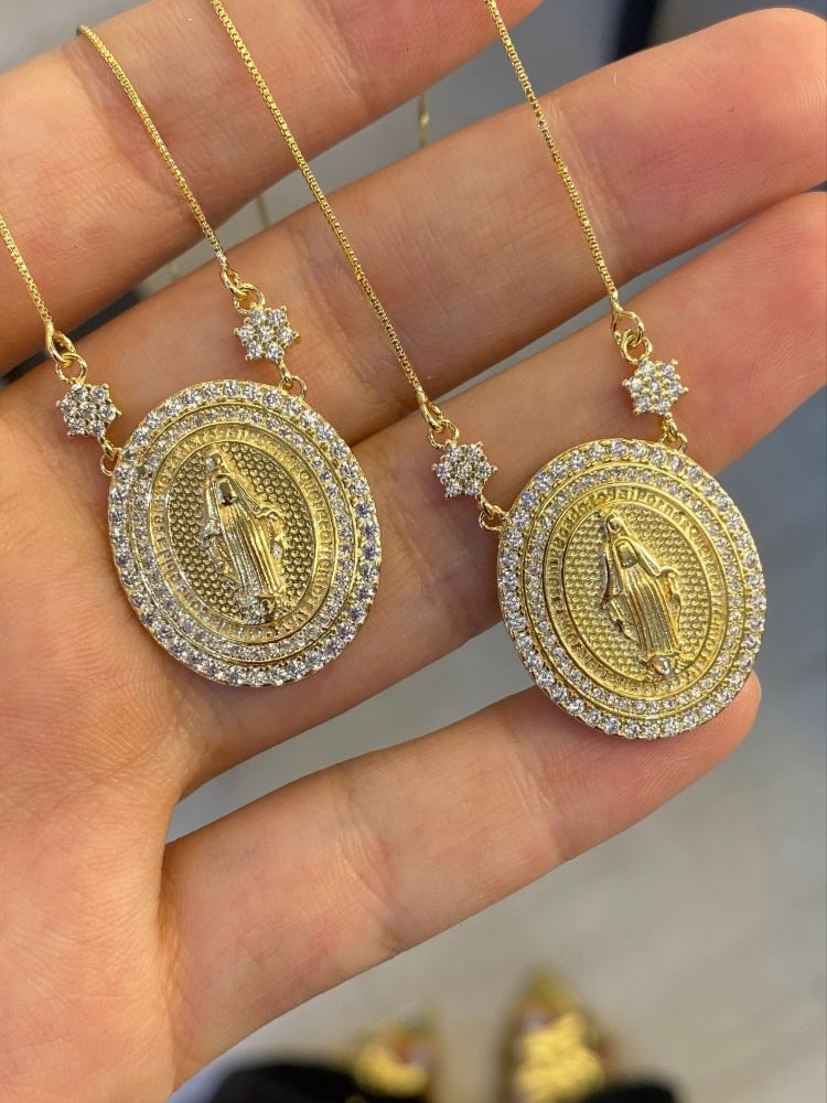 Colar Medalha Nossa Senhora com Zircônias -
Banho Dourado
