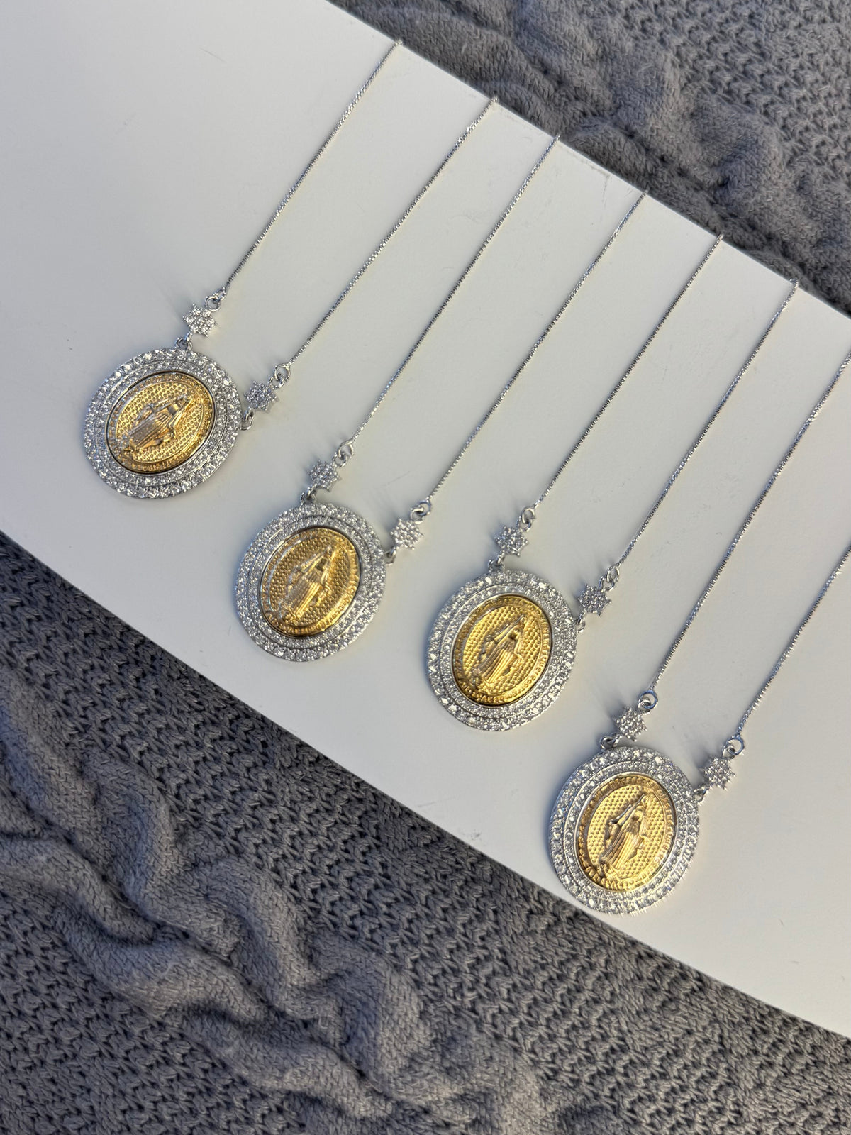 Colar Medalha Nossa Senhora com Zircônias – Mistura de Banhos (Dourado e Prata)