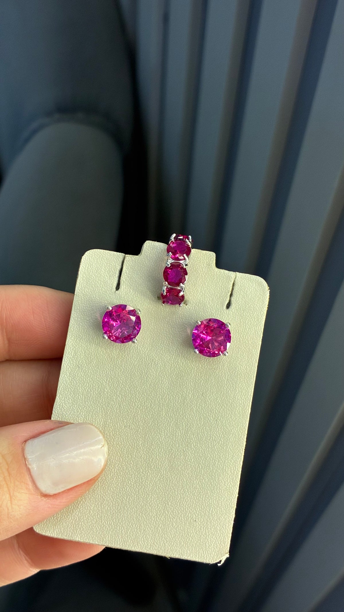 Brinco ponto de luz em cores + Piercing Fake de presente