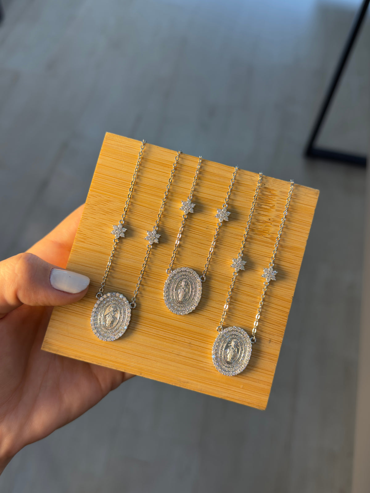 Colar Medalha Nossa Senhora com Zircônias – Banho Ródio