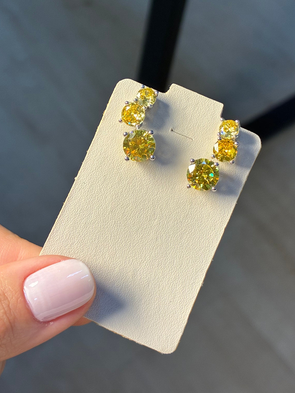 Trio Ródio brinco  ponto de luz amarelo