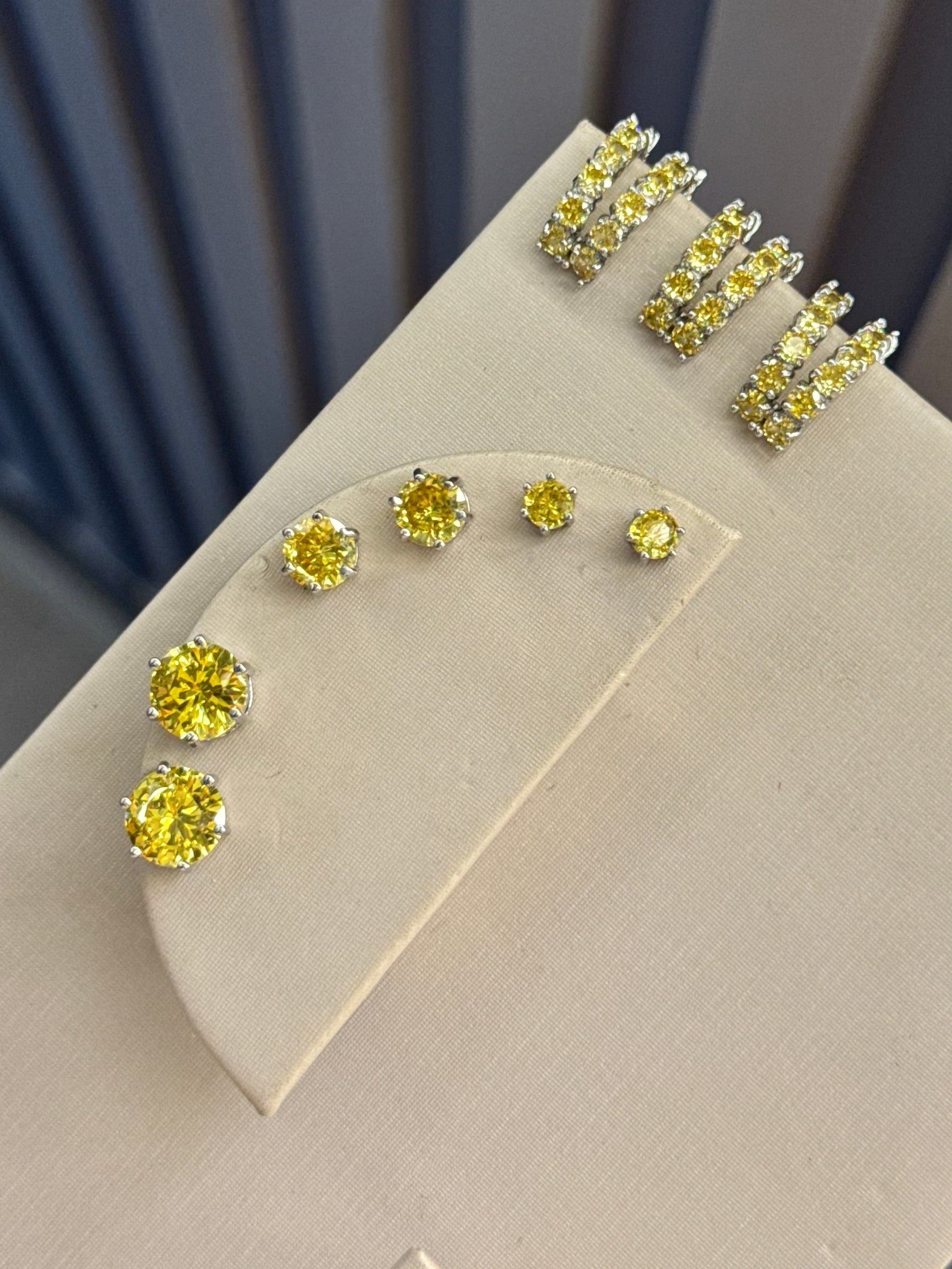 Trio Ródio brinco  ponto de luz amarelo