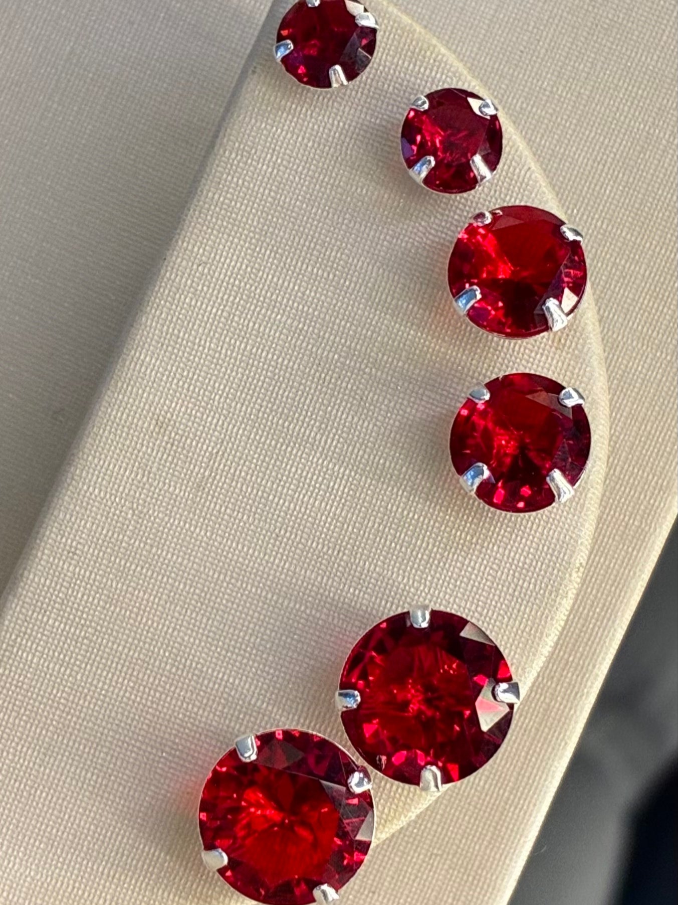 Trio de Brincos Banho da  Prata Ponto de Luz Vermelho