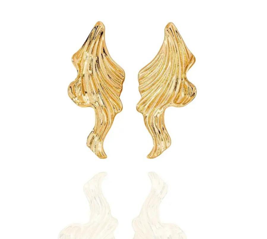 Brinco de ondas e detalhes