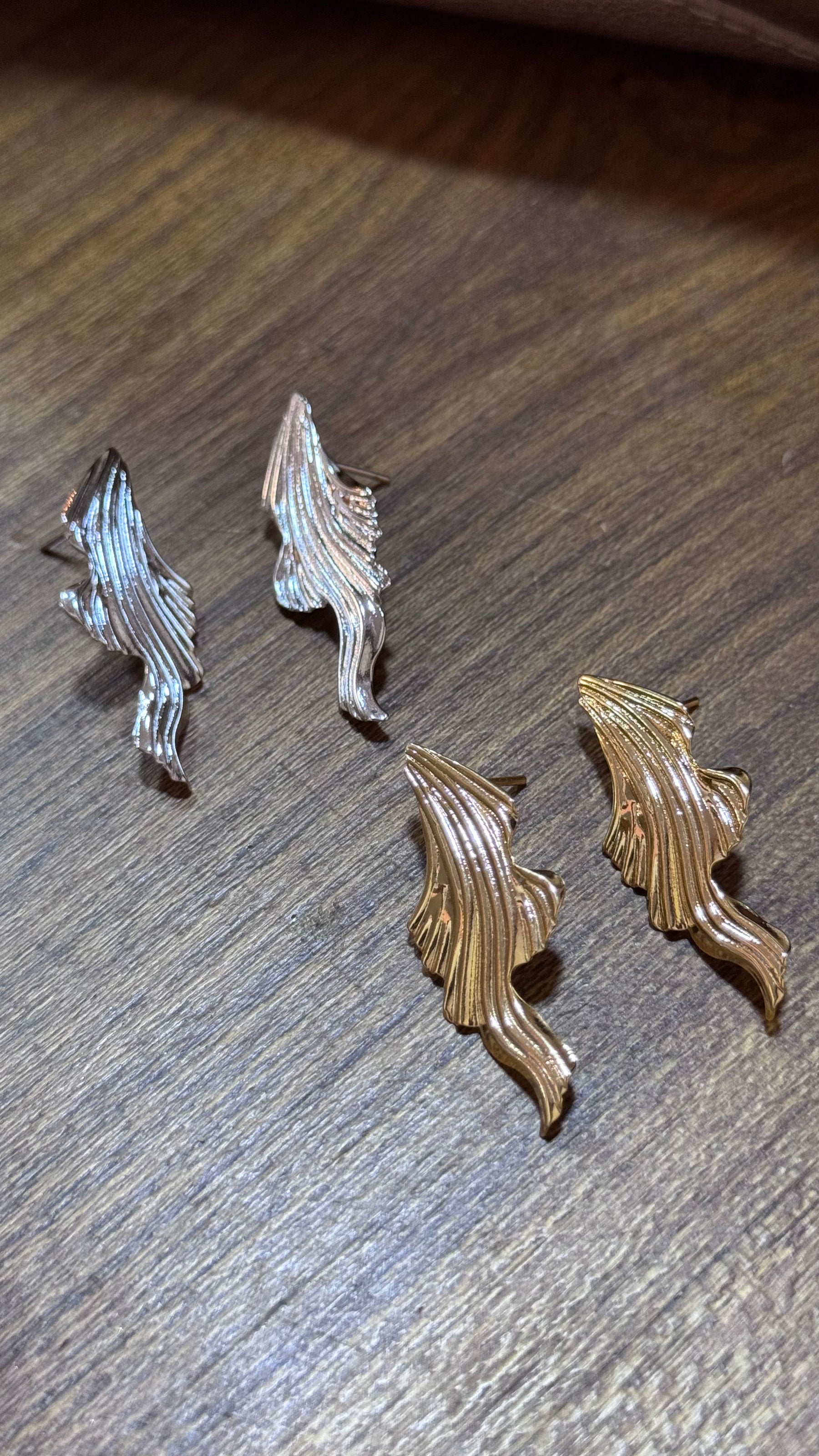 Brinco de ondas e detalhes