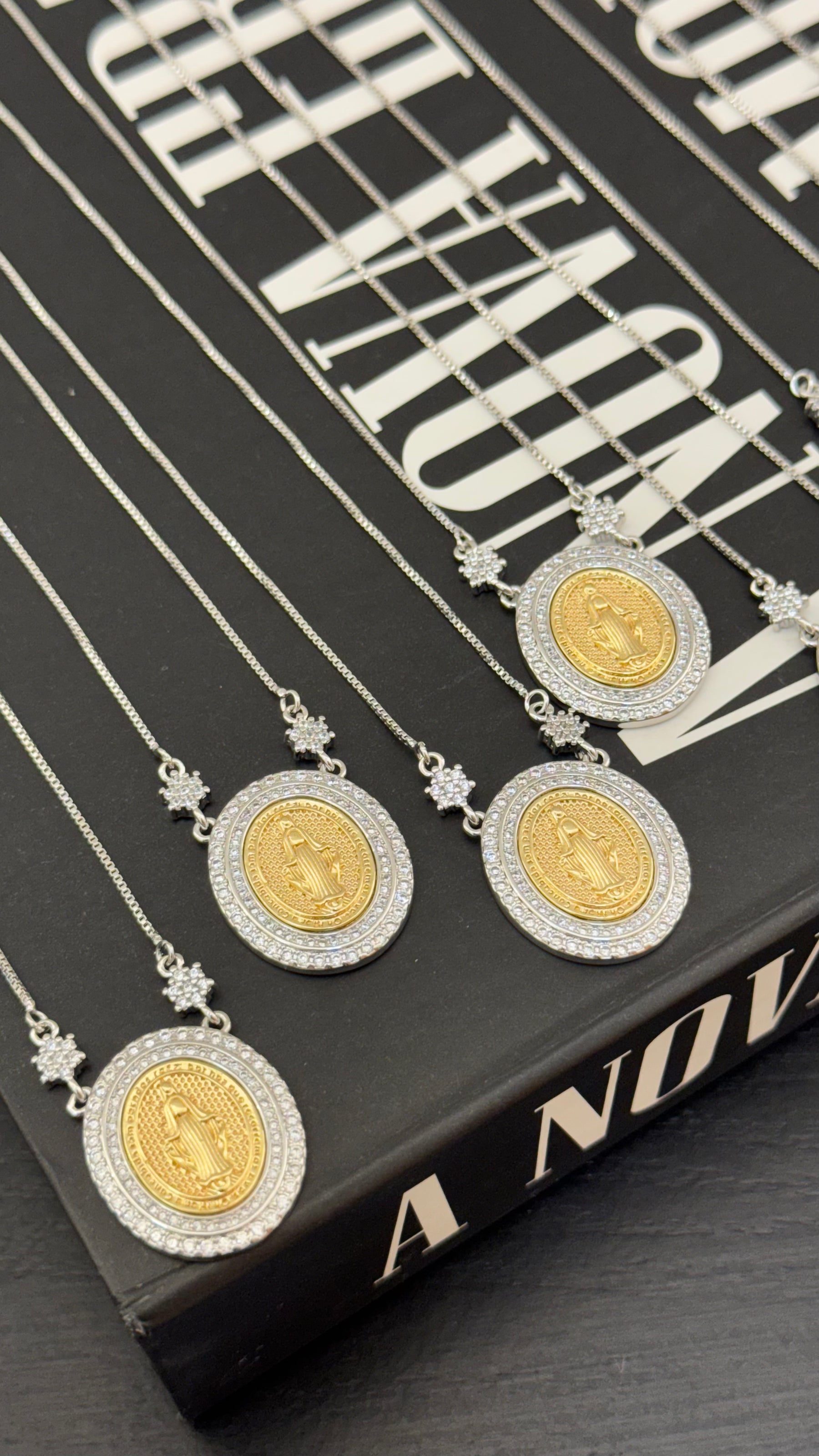 Colar Medalha Nossa Senhora com Zircônias – Mistura de Banhos (Dourado e Prata)