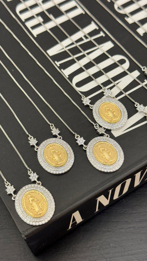 Colar Medalha Nossa Senhora com Zircônias – Mistura de Banhos (Dourado e Prata)