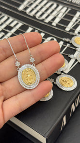 Colar Medalha Nossa Senhora com Zircônias – Mistura de Banhos (Dourado e Prata)